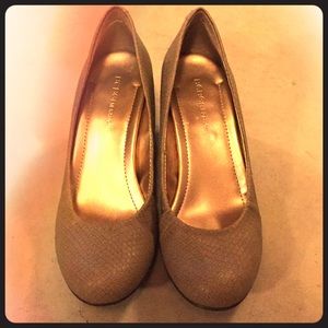 BCBG faux snake-skin taupe wedge size 7.5